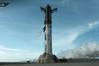 Image tirée d'une retransmission en direct de SpaceX montrant la fusée Starship dix minutes avant son lancement prévu depuis Starbase, lors du 13e vol d'essai à South Padre Island, au Texas, le 16 juillet 2026