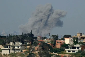 Un épais nuage de fumée s'élève après une frappe aérienne israélienne dans le village de Zawtar al-Sharqiyah, dans le sud du Liban, le 3 mai 2026