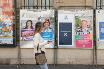 (g-d) Des affiches électorales des candidats à la mairie de Paris, Sophia Chikirou, Rachida Dati et Emmanuel Grégoire dans une rue de Paris, avant le 2e tour des municipales, le 19 mars 2026 