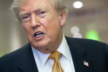 Le président américain Donald Trump parle aux journalistes à bord de l'Air Force One, le 8 juillet 2026