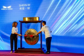 Des employés de Shein sonnent le gong pour marquer l'introduction du groupe à la Bourse de Hong Kong, le 1er septembre 2026