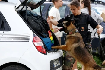Inspection d'une voiture d'un participant au Teknival à Cornusse, près de Bourges le 4 mai 2026