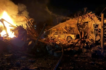 Un secouriste ukrainien intervient sur le site d'une frappe russe à Zaporijjia, en Ukraine, le 11 août 2026