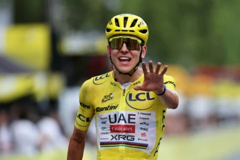 Tadej Pogacar célèbre son cinquième sacre au Tour de France après la 21e étape du Tour de France 2026 sur les Champs-Élysées le 26 juillet 2026