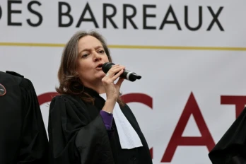 L'ancienne présidente du barreau de Paris et avocate Julie Couturier lors d'une manifestation d'avocats contre le projet de loi SURE à Paris, le 13 avril 2026
