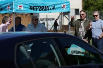 Des militants du parti Reform à Merthyr Tydfil, au Pays de Galles, le 24 avril 2026, pendant la campagne électorale 