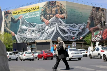 Une affiche géante "Le détroit d'Ormuz reste fermé" sur la place de la Révolution à Téhéran ,le 12 avril 2026 en Iran