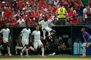 L'équipe de France, avec notamment un but d'Ousmane Dembélé (à droite) n'a laissé aucune chance au Maroc lors du quart de finale du Mondial conclu sur le score de 2-0 à Foxboro, le 9 juillet 2026 