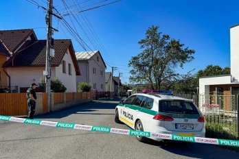 Des policiers gardent l’entrée d’une école à Staškov, dans le nord-ouest de la Slovaquie, après une attaque au couteau survenue le 29 septembre 2026