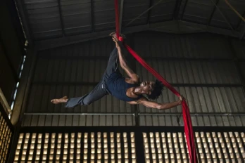 Le voltigeur Ibrahima Oulare s'entraîne au centre d'art acrobatique Fodéba Keïta à Conakry, le 6 septembre 2025 en Guinée