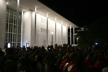 Une foule rassemblée devant le Kennedy Center, haut lieu culturel de Washington que le président américain Donald Trump menace de condamner si son nom n'y est pas accolé, le 18 septembre 2026