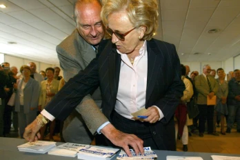 Bernadette Chirac vote à Sarran (Corrèze) le 9 Juin 2002