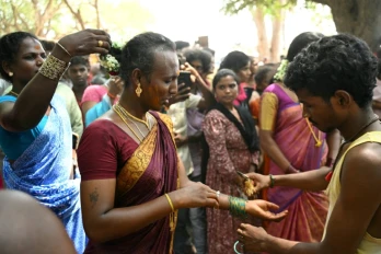 Des membres de la communauté transgenre participent au festival annuel Koovagam, le 29 avril 2026 à Kallakurichi, dans l'Etat indien méridional du Tamil Nadu 