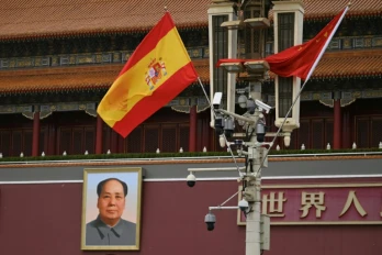 Le drapeau espagnol flotte devant le portrait de l'ancien dirigeant communiste chinois Mao Zedong à Tiananmen à l'occasion de la visite du Premier ministre espagnol Pedro Sanchez à Pékin, le 13 avril 2026