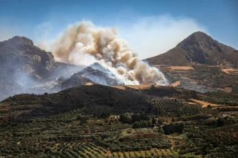Un incendie près du village d'Asomatos en Crète, le 30 juillet 2026