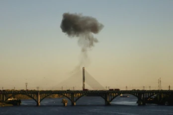 De la fumée s'élève d'un pont enjambant le Dniepr après une frappe de drone russe sur Kiev, en Ukraine, le 2 octobre 2026