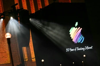 Le logo d'Apple projeté sur un écran lors des célébrations du 50e anniversaire du géant technologique américain Apple à Londres, le 25 mars 2026