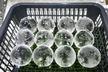 Des glaçons en forme de sphères produits à l'usine Kuramoto Ice, le 15 juin 2026 à Kanazawa, au Japon