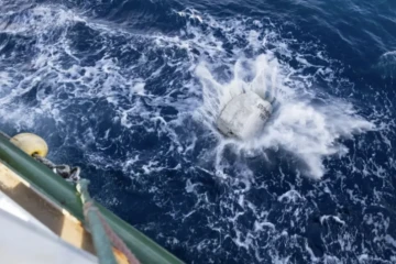Contre une pêche "destructrice", Greenpeace largue des blocs de pierre en mer dans la Manche