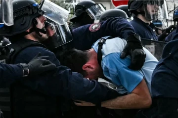 Un manifestant est interpellé par des agents de la police anti-émeute lors d'une manifestation de lycéens à Paris, le 13 octobre 2026. (LOU BENOIST / AFP)