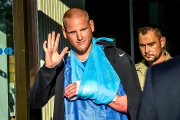 Le soldat Spencer Stone (G), l'un des héros de l'attaque du train Thalys, quitte l'hôpital de Lesquin (Nord de la France), le 22 août 2015