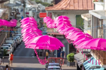 Parapluies roses octobre rose Saint-Denis