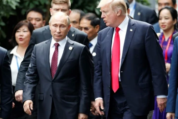 Le président américain Donald Trump et son homologue russe Vladimir Poutine échangent quelques mots, en marge du sommet de l'APEC à Danang, le 11 novembre 2017