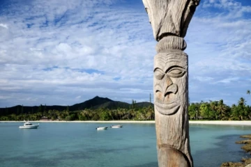 Un totem traditionnel sur une plage de la baie de Kuto sur l'île des Pins, en Nouvelle-Calédonie, le 17 mai 2021 ( AFP / Theo Rouby )