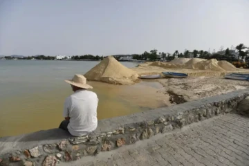 Des monticules de sable destinés à regarnir la plage du centre ville de Hammamet, au sud-est de Tunis, victime de l'érosion côtière, le 28 juin 2024 ( AFP / FETHI BELAID )