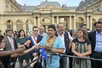Basile Dutertre, qui se présente comme "une des voix des Soulèvements de la terre", s'exprime le 8 août 2023 à Paris avant une audience au Conseil d'Etat ( AFP / ALAIN JOCARD )