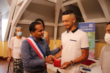 Saint-Leu attribue la médaille de la Ville au cycliste Donavan Grondin 