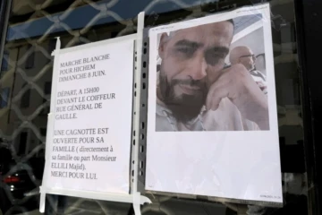 Un portrait et un appel à une marche blanche en hommage au Tunisien Hichem Miraoui sur la devanture du salon de coiffure où il travaillait, le 3 juin 2025 à Puget-sur-Argens, dans le Var ( AFP / Viken KANTARCI )