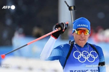 La joie du Français Quentin Fillon Maillet, vainqueur du sprint de Ruhpolding, comptant pour la Coupe du monde de biathlon, le 13 janvier 2022