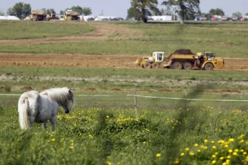 Vue sur le chantier d'une décharge industrielle près d'un fameux haras à Nonant le Pin, dans l'ouest de la France, le 23 mai 2012  