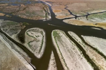 Vue aérienne des marais asséchés de Chibayich, le 23 juin 2023 dans le sud de l'Irak ( AFP / Asaad NIAZI )