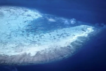 Vue aérienne prise le 4 avril 2024 d'un atoll de corail près de l'île Lizard sur la Grande barrière de corail, à 270 km au nord de Cairns, en Australie ( AFP / DAVID GRAY )