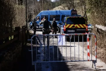 Des gendarmes sécurisent un périmètre autour du village du Haut-Vernet deux jours après la découverte d'ossement du petit Emile porté disparu l'été dernier, le 2 avril 2024 dans les Alpes-de-Haute-Provence ( AFP / CLEMENT MAHOUDEAU )