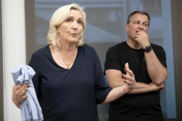 Marine Le Pen (g), présidente du groupe parlementaire du Rassemblement national (RN), et le vice-président du parti et maire de Perpignan, Louis Aliot, le 29 mai 2025 à Nouméa, en Nouvelle-Calédonie ( AFP / Delphine MAYEUR )