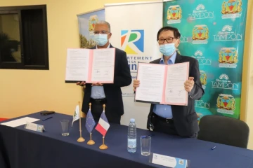 Le Tampon: une convention signée entre André Thien Ah Koon, Maire du Tampon et Cyrille Melchior, Président du Département