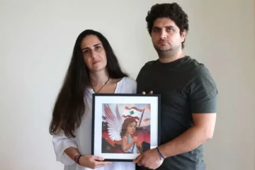 Paul et Tracy Naggear montrent une photo de leur fille Alexandra, tuée dans l'explosion en août 2020 du port de Beyrouth, le 1er août 2022 chez eux à Beit Mery, à l'est de Beyrouth, au Liban