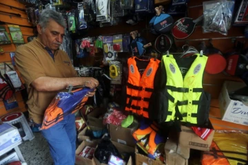 Un Irakien s'achète un gilet de sauvetage dans un magasin de sport le 13 septembre 2015 à Bagdad