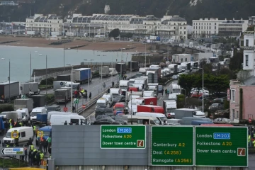 Des camions attendent d'embarquer pour la France à Douvres, dans le sud-est de l'Angleterre, le 23 décembre 2020