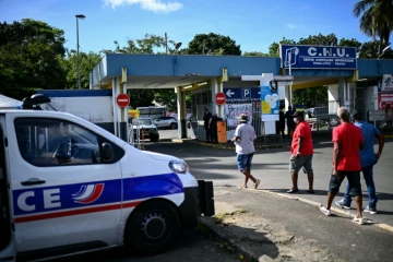 Une voiture de police devant l'entrée du CHU de Pointe-à-Pitre, en Guadeloupe, le 26 novembre 2021