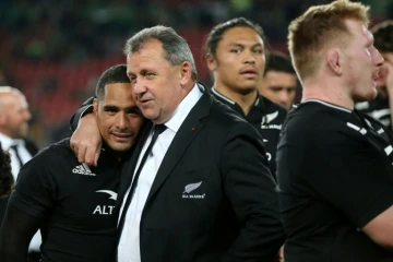 Le sélectionneur néo-zélandais Ian Foster (c) enlace le demi de mêlée Aaron Smith après le succès contre l'Afrique du Sud, le 13 août 2022 à Johannesburg