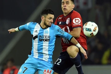 Rémy Cabella, marqué par Junior Alonso, et Marseille ont buté sur le bloc de Lille au stade Pierre-Mauroy, le 17 mars 2017
