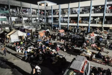 Des Palestiniens déplacés après un ordre d'évacuation israélien à Khan Younès s'apprêtent à passer la buit dans la cour d'une école dans le sud de la bande de Gaza, le 8 août 2024 ( AFP / Bashar TALEB )