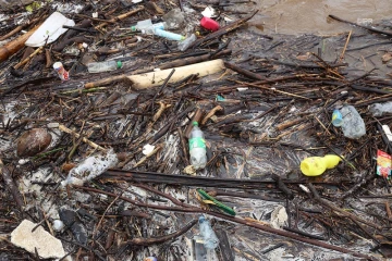 déchets plastiques dans la ravine 