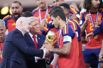 Donald Trump a remis le trophée aux Espagnols. (©