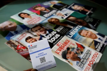 Les tracts électoraux des candidats à la présidentielle, le 6 avril 2022 à Paris
