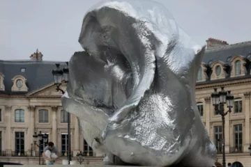 La "vague" de l'artiste plasticien suisse Urs Fischer exposée place Vendôme, à Paris, le 13 octobre 2023 ( AFP / JOEL SAGET )